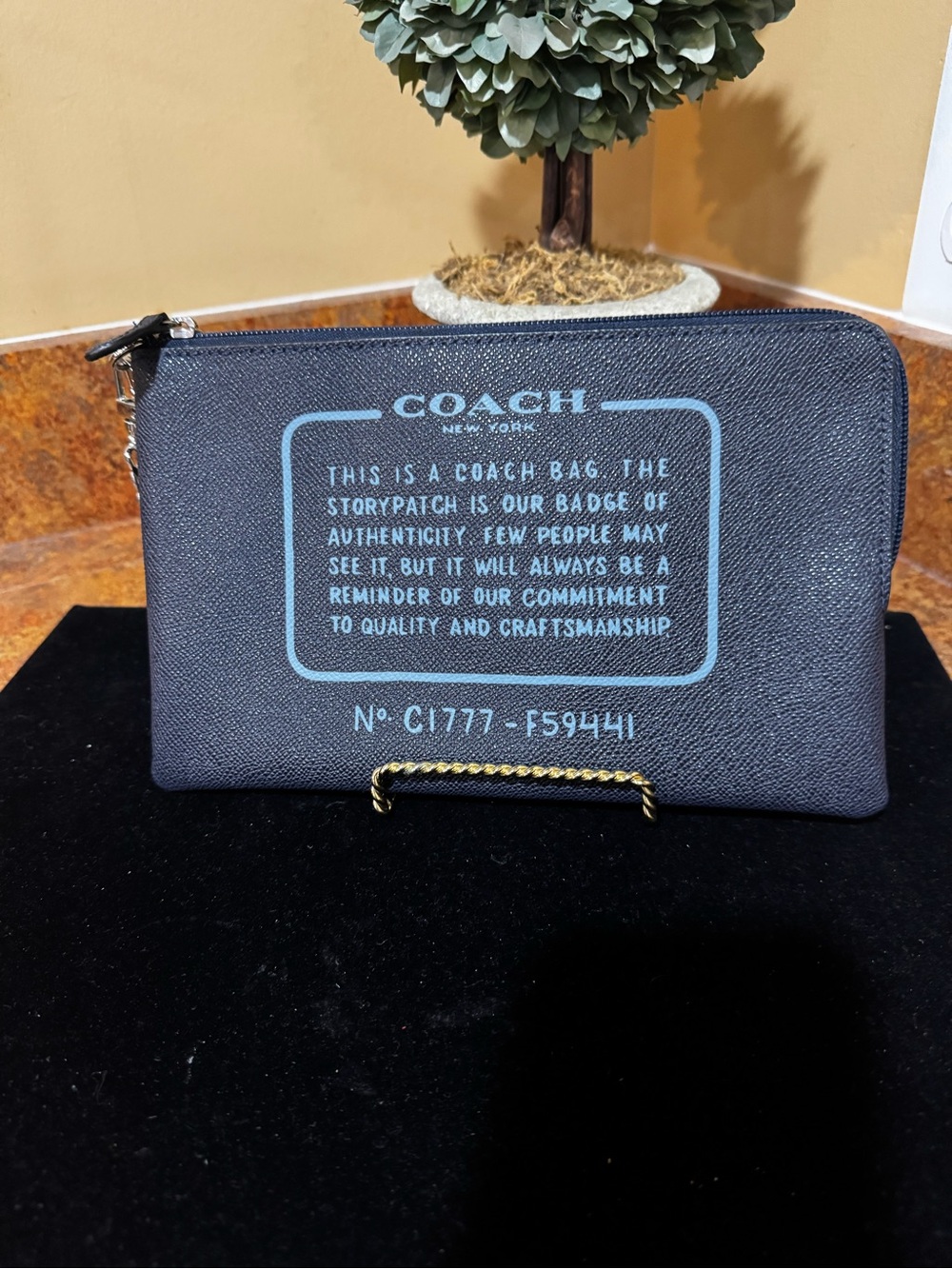 Authentic Coach Crossgrain
Leather Reversible City Tote Pouch (Style F59441)